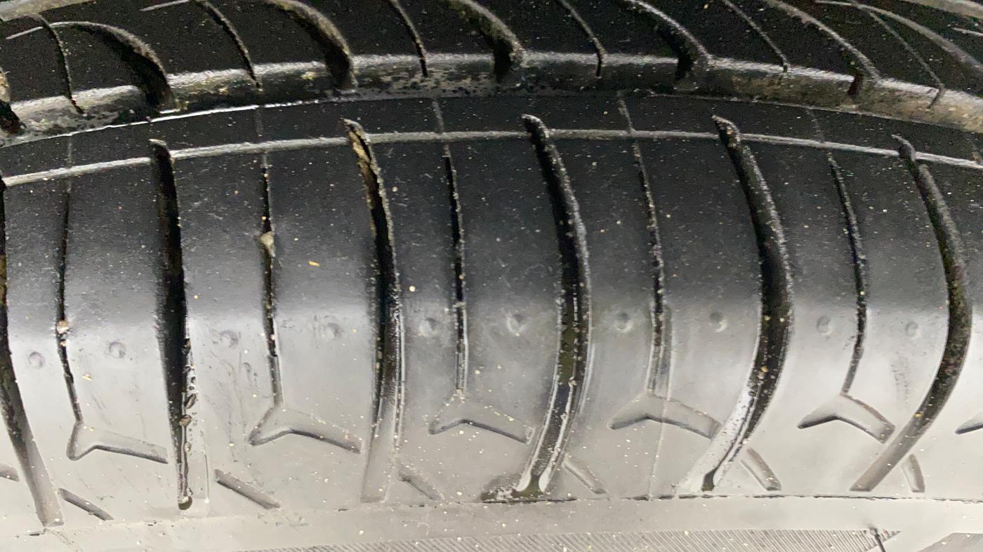 2017 Maruti Swift VXI O, Petrol, Manual, 50,836 km, Left Front Tyre Tread