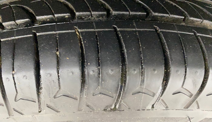 2017 Maruti Swift VXI O, Petrol, Manual, 48,820 km, Left Front Tyre Tread