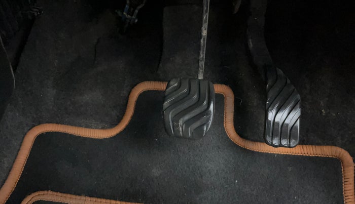 2018 Renault Kwid RXT 1.0 AMT (O), Petrol, Automatic, 24,119 km, Pedals