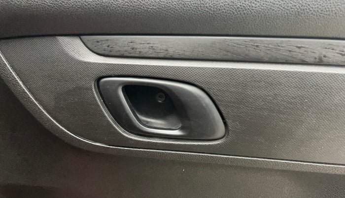 2018 Renault Kwid RXT 1.0 AMT (O), Petrol, Automatic, 24,119 km, Driver Side Door Panels Control