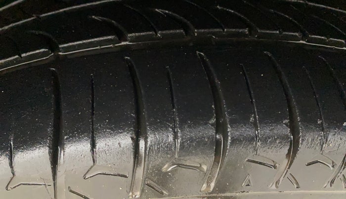 2013 Maruti Swift Dzire ZXI, Petrol, Manual, 1,46,661 km, Right Front Tyre Tread