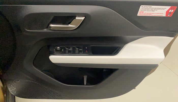 2022 Tata PUNCH CREATIVE AMT 1.2 RTN DUAL TONE, Petrol, Automatic, 3,337 km, Driver Side Door Panels Control
