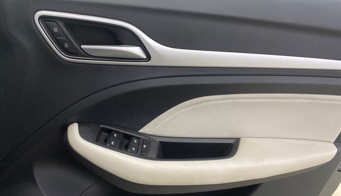 2023 MG ASTOR SAVVY 1.5 CVT, Petrol, Automatic, 17,710 km, Driver Side Door Panels Control