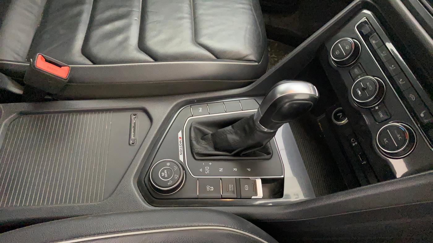 2017 Volkswagen TIGUAN COMFORTLINE TDI AT, Diesel, Automatic, 81,532 km, Gear Lever