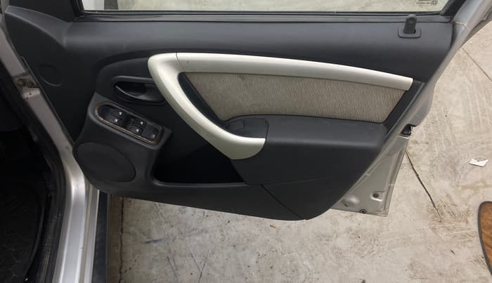 2013 Renault Duster 85 PS RXL DIESEL, Diesel, Manual, 1,05,325 km, Driver Side Door Panels Control