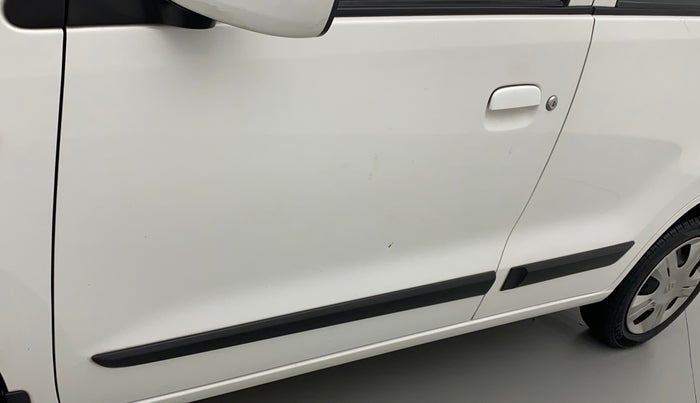 2017 Maruti Wagon R 1.0 VXI AMT, CNG, Automatic, 53,444 km, Front passenger door - Minor scratches