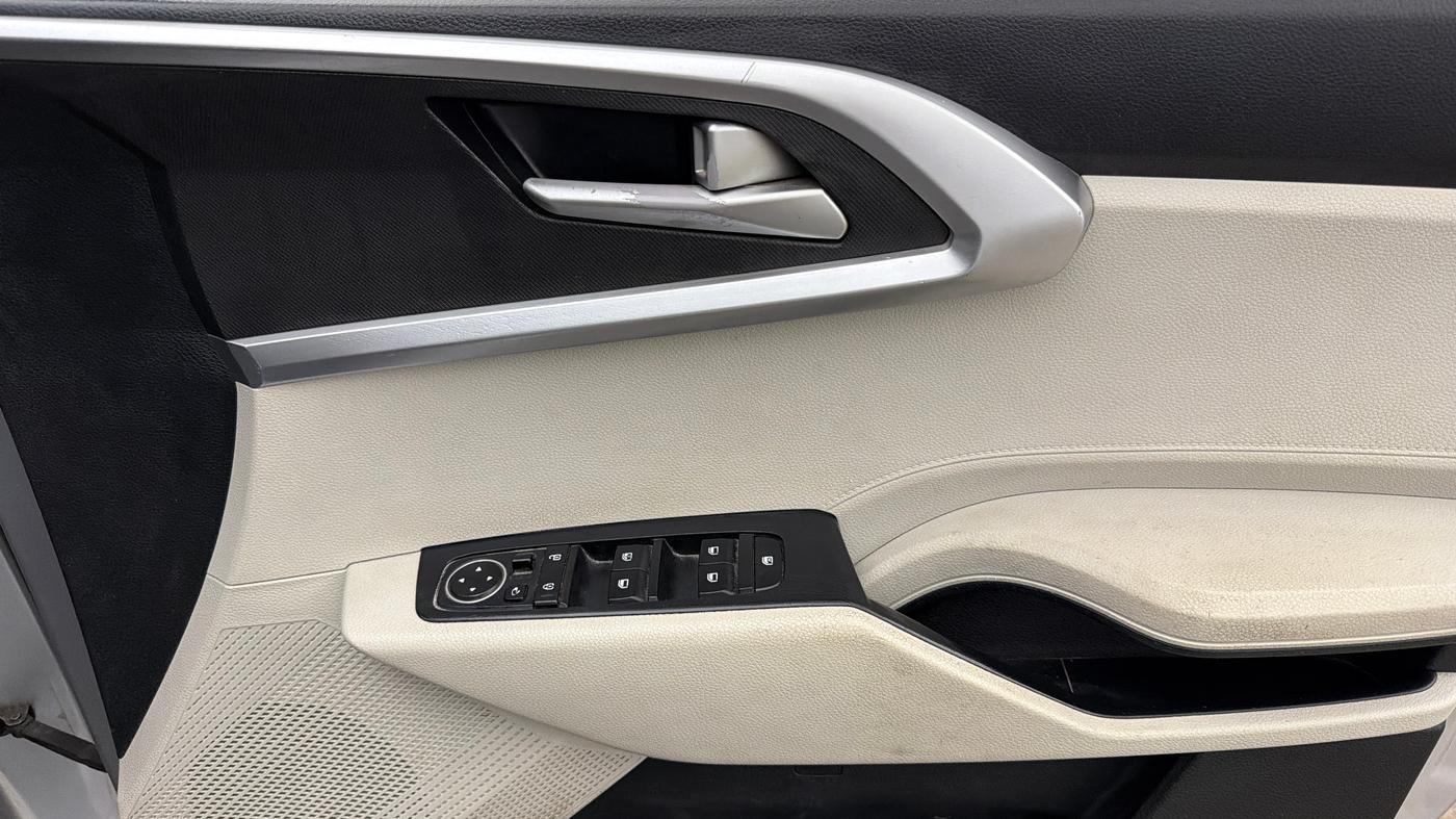 2022 KIA CARENS PRESTIGE PLUS 1.5 DIESEL 7 STR, Diesel, Manual, 1,08,459 km, Driver Side Door Panels Control