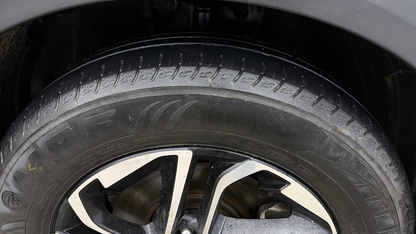 2022 KIA CARENS PRESTIGE PLUS 1.5 DIESEL 7 STR, Diesel, Manual, 1,08,459 km, Right Front Tyre Tread