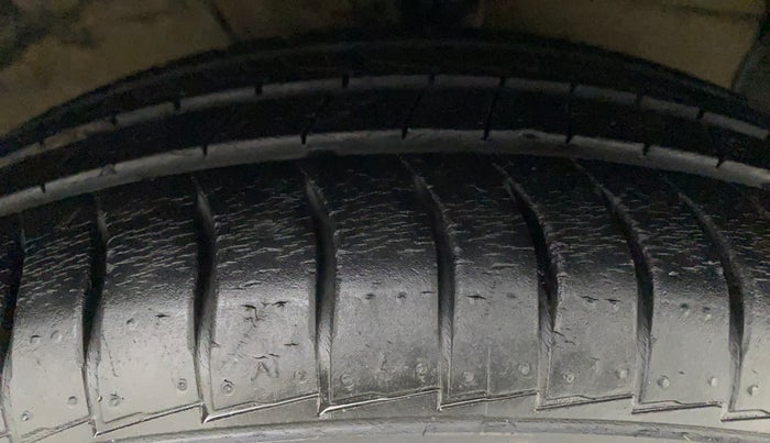 2019 Hyundai NEW SANTRO SPORTZ CNG, CNG, Manual, 31,552 km, Right Front Tyre Tread