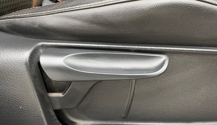 2017 Volkswagen Polo HIGHLINE1.2L, Petrol, Manual, 73,773 km, Driver Side Adjustment Panel