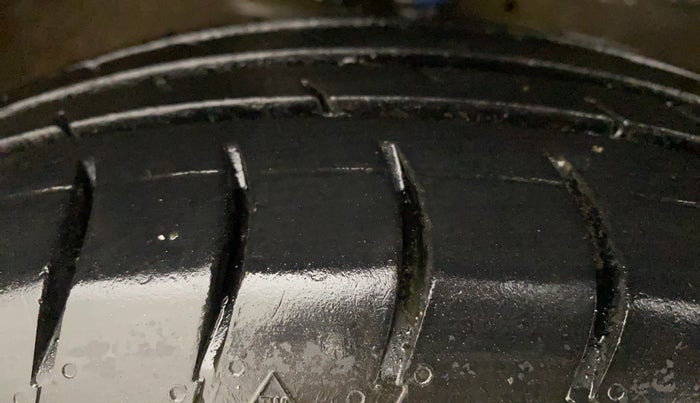 2014 Maruti Swift Dzire VXI, Petrol, Manual, 71,844 km, Right Front Tyre Tread