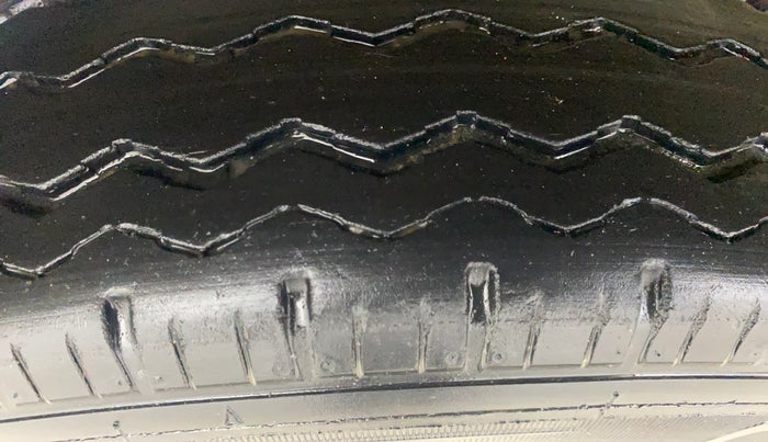 2021 Maruti Eeco 7 STR, Petrol, Manual, 61,159 km, Right Rear Tyre Tread