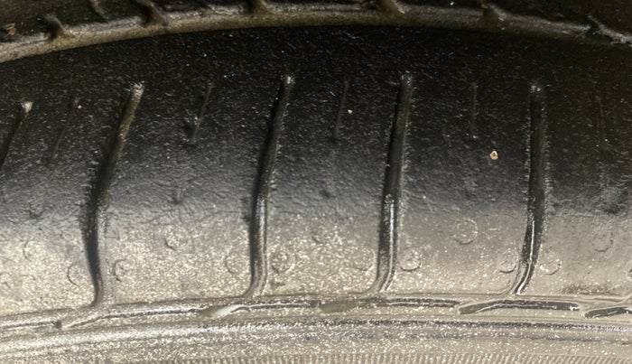 2020 Maruti Ciaz ALPHA  AT 1.5 SHVS PETROL, Petrol, Automatic, 40,410 km, Right Front Tyre Tread