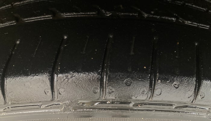 2020 Maruti Ciaz ALPHA  AT 1.5 SHVS PETROL, Petrol, Automatic, 40,410 km, Left Front Tyre Tread