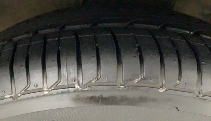 2010 Toyota Corolla Altis GL PETROL, Petrol, Manual, 59,269 km, Right Front Tyre Tread