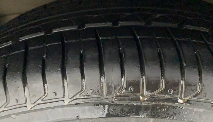 2010 Toyota Corolla Altis GL PETROL, Petrol, Manual, 59,269 km, Left Front Tyre Tread
