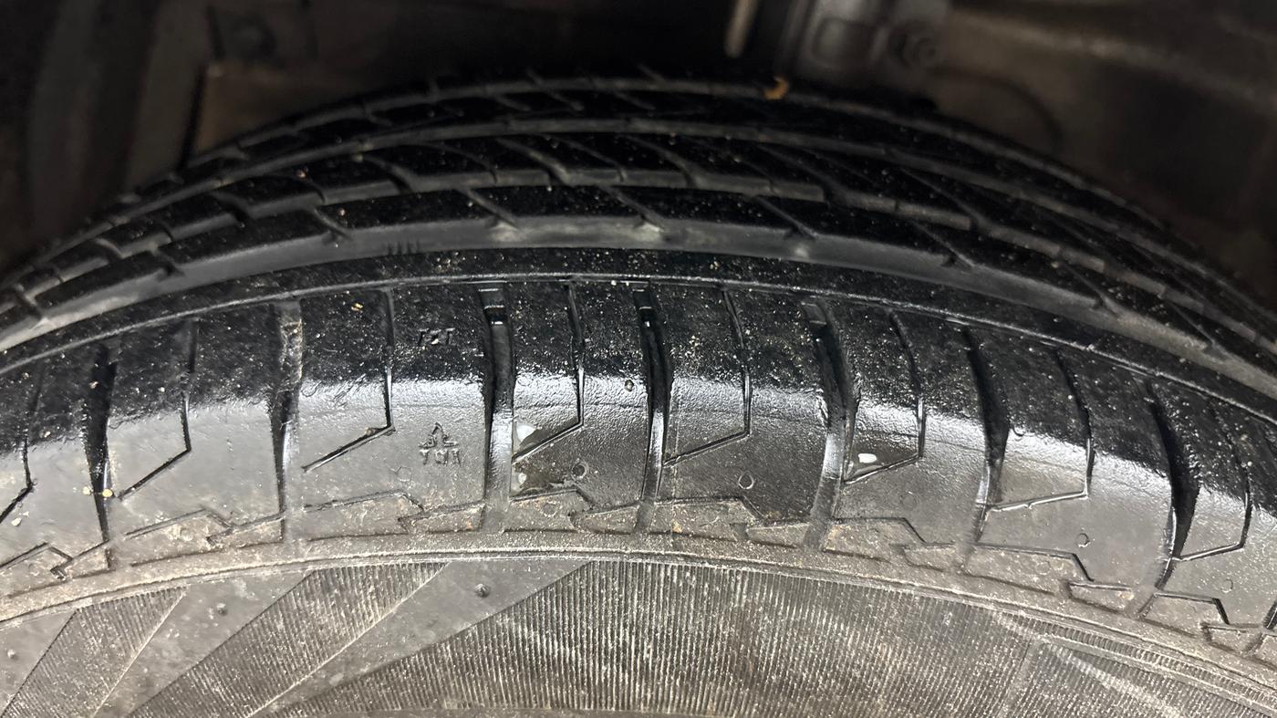 2014 Maruti Swift Dzire VDI, Diesel, Manual, 72,578 km, Left Front Tyre Tread