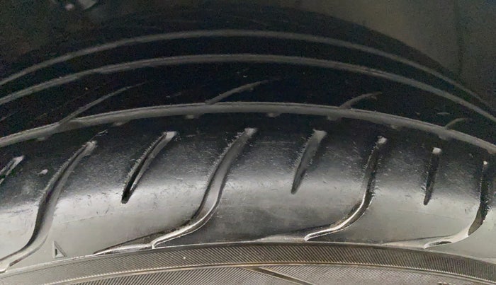 2018 Hyundai Elite i20 ASTA 1.2 DUAL TONE, CNG, Manual, 76,490 km, Left Front Tyre Tread