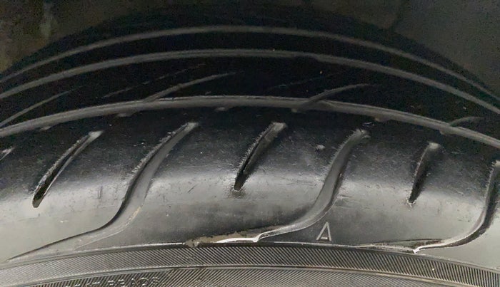 2018 Hyundai Elite i20 ASTA 1.2 DUAL TONE, CNG, Manual, 76,490 km, Right Front Tyre Tread