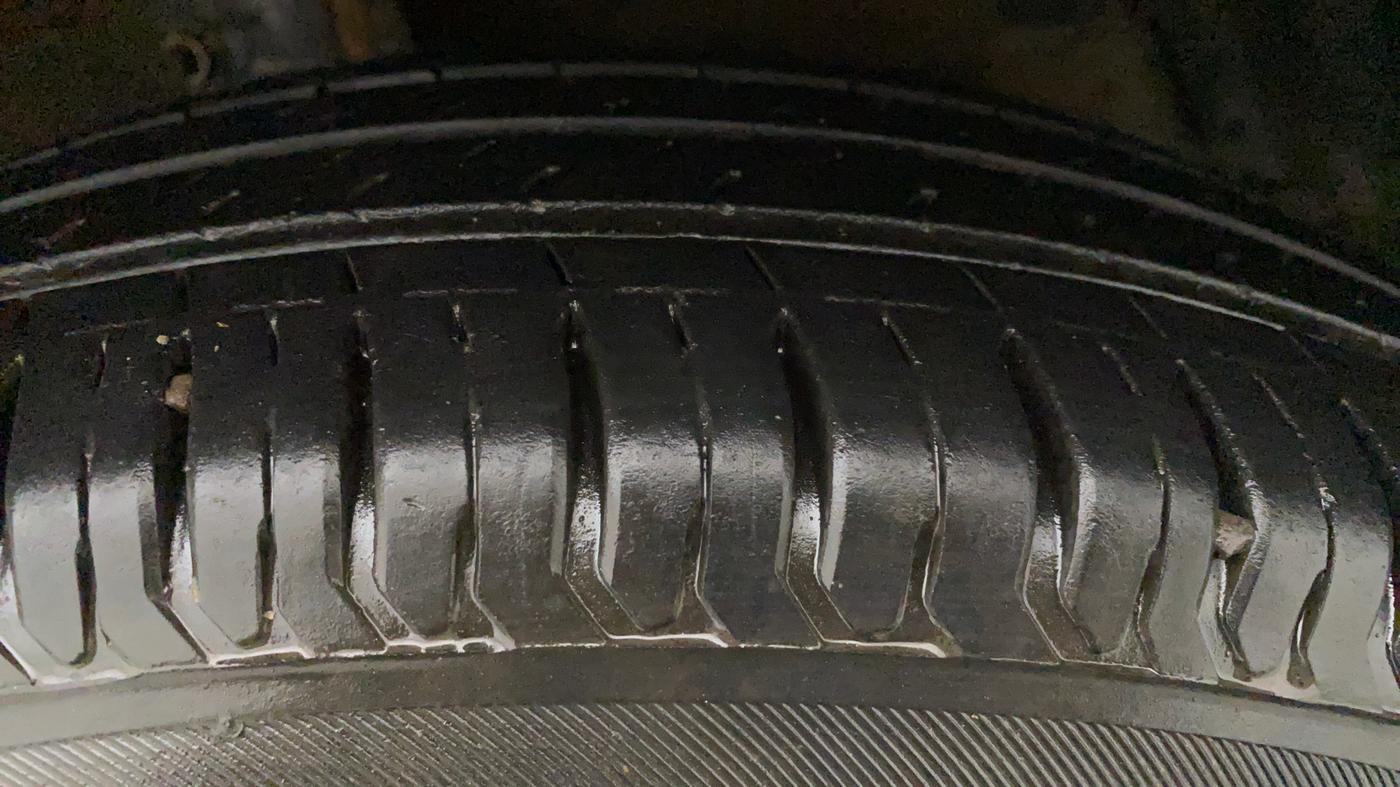 2012 Maruti Swift VXI, Petrol, Manual, 74,502 km, Right Front Tyre Tread