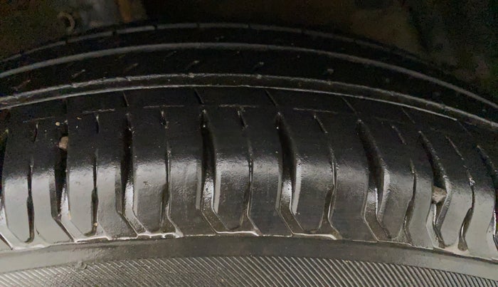 2012 Maruti Swift VXI, Petrol, Manual, 74,502 km, Right Front Tyre Tread