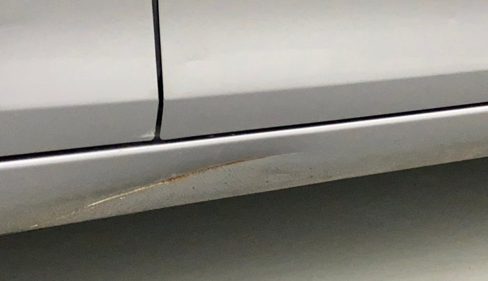 2012 Maruti Swift VXI, Petrol, Manual, 74,502 km, Right running board - Slightly dented