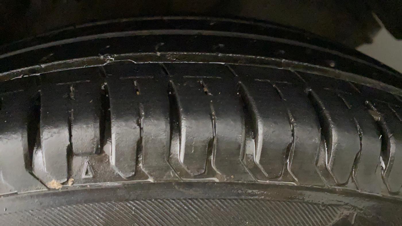 2012 Maruti Swift VXI, Petrol, Manual, 74,502 km, Left Front Tyre Tread