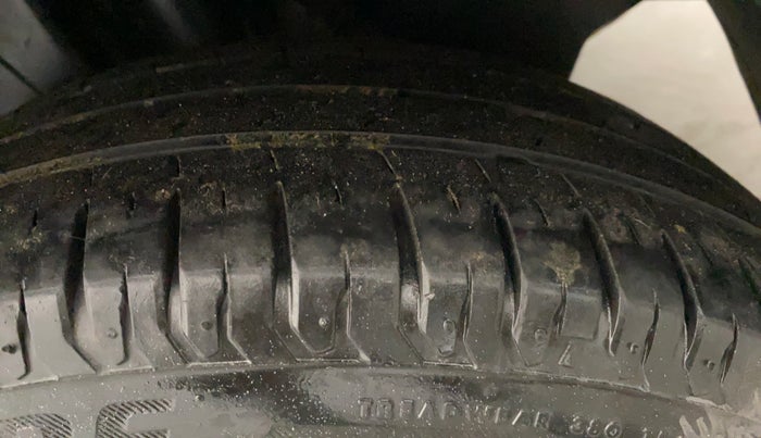 2018 Maruti Dzire ZDI, Diesel, Manual, 96,403 km, Left Rear Tyre Tread