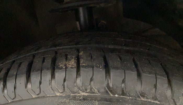 2018 Maruti Dzire ZDI, Diesel, Manual, 96,403 km, Right Front Tyre Tread