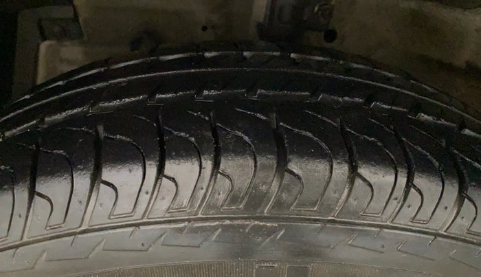 2015 Maruti Swift LXI (O), Petrol, Manual, 30,842 km, Left Front Tyre Tread