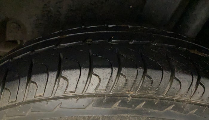 2015 Maruti Swift LXI (O), Petrol, Manual, 30,842 km, Left Rear Tyre Tread