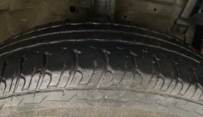 2015 Maruti Swift LXI (O), Petrol, Manual, 30,842 km, Right Front Tyre Tread