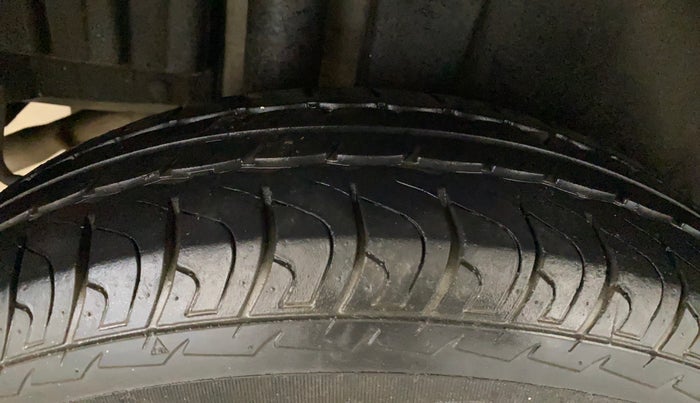 2015 Maruti Swift LXI (O), Petrol, Manual, 30,842 km, Right Rear Tyre Tread