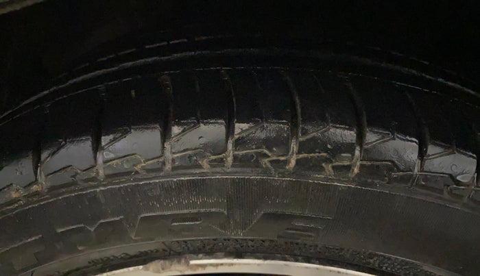 2014 Hyundai Verna FLUIDIC 1.6 VTVT SX OPT, Petrol, Manual, 79,022 km, Left Front Tyre Tread