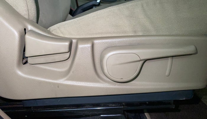 2016 Mahindra TUV300 T8, Diesel, Manual, 28,751 km, Driver Side Adjustment Panel