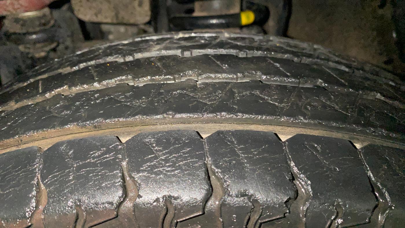 2016 Mahindra TUV300 T8, Diesel, Manual, 28,751 km, Left Front Tyre Tread
