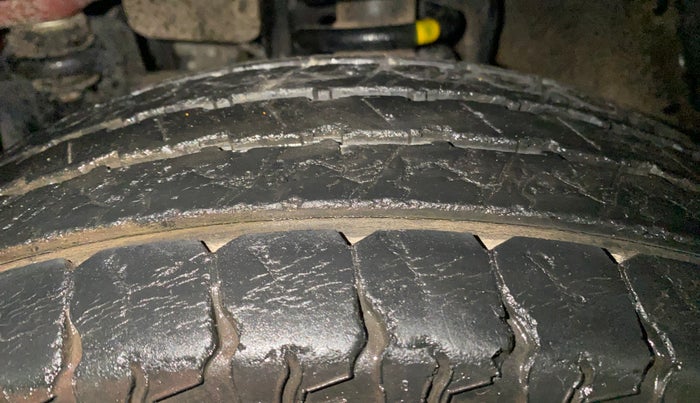 2016 Mahindra TUV300 T8, Diesel, Manual, 28,751 km, Left Front Tyre Tread