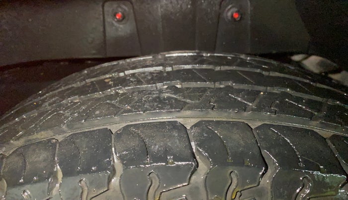 2016 Mahindra TUV300 T8, Diesel, Manual, 28,751 km, Left Rear Tyre Tread