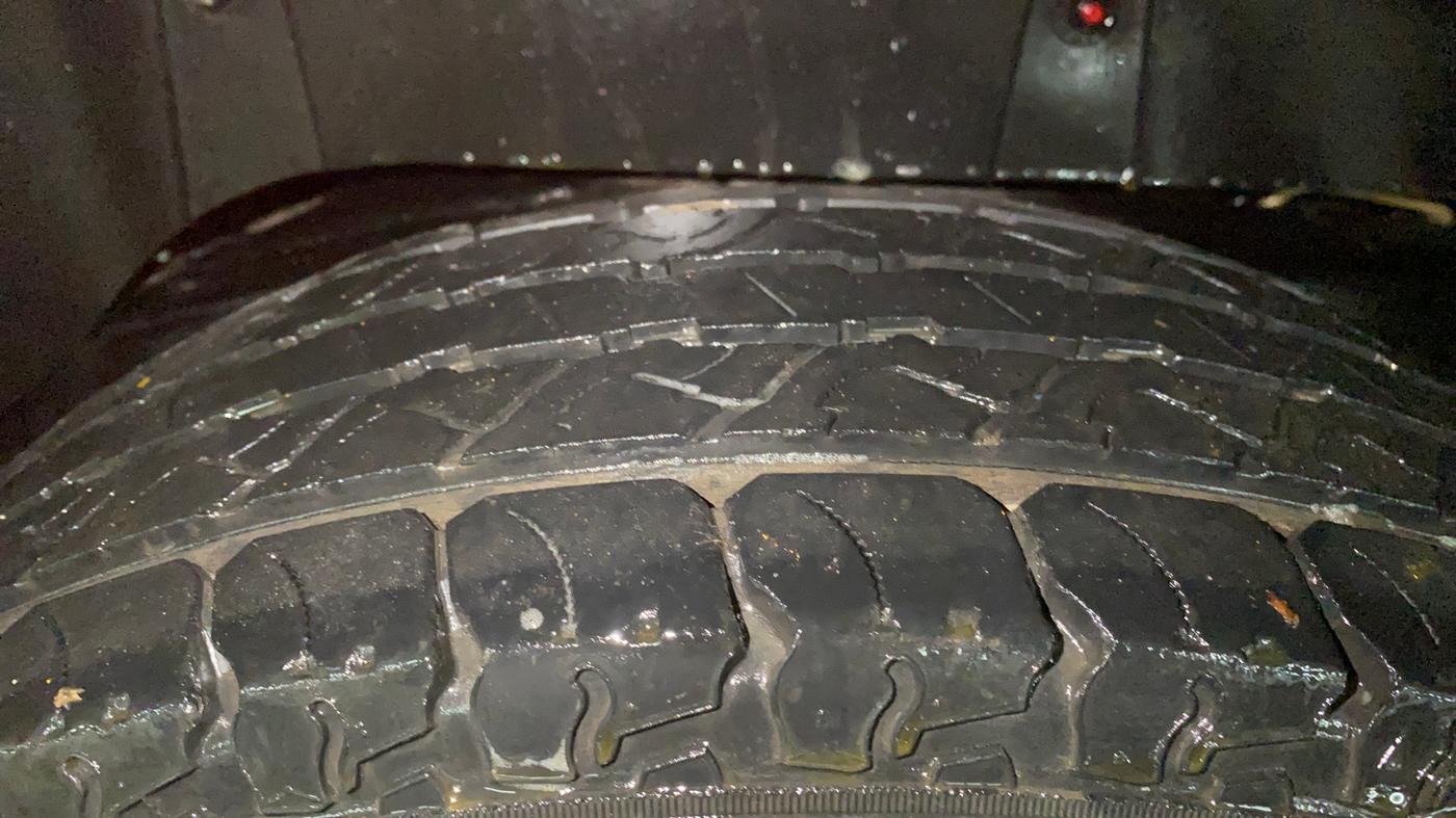 2016 Mahindra TUV300 T8, Diesel, Manual, 28,751 km, Right Rear Tyre Tread
