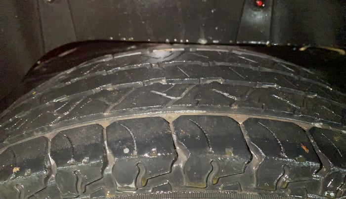 2016 Mahindra TUV300 T8, Diesel, Manual, 28,751 km, Right Rear Tyre Tread