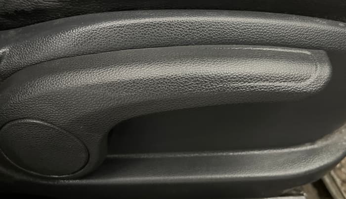 2016 Hyundai Elite i20 ASTA 1.2, Petrol, Manual, 1,17,440 km, Driver Side Adjustment Panel