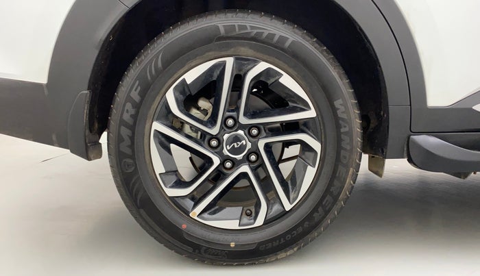 2022 KIA CARENS LUXURY PLUS 1.4 PETROL 7 STR, Petrol, Manual, 4,423 km, Right Rear Wheel