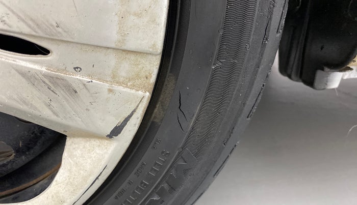 2015 Maruti Wagon R 1.0 VXI, CNG, Manual, 63,744 km, Left front tyre - Minor crack