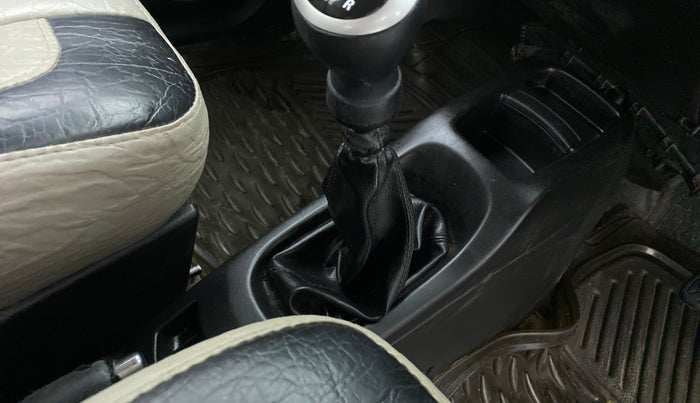 2015 Maruti Wagon R 1.0 VXI, CNG, Manual, 63,744 km, Gear lever - Boot cover slightly torn