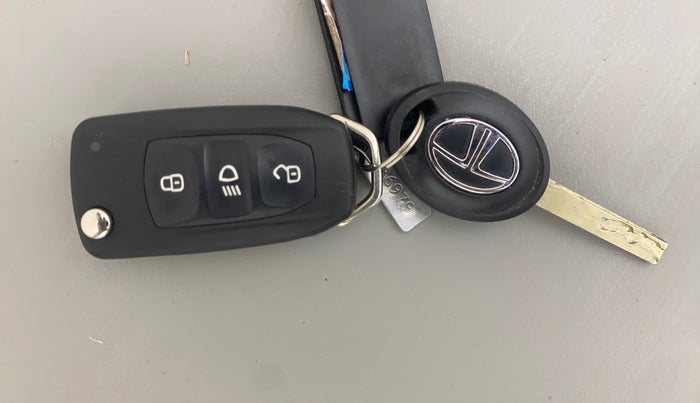 2022 Tata Tiago XZ PLUS PETROL, Petrol, Manual, 17,879 km, Key Close Up