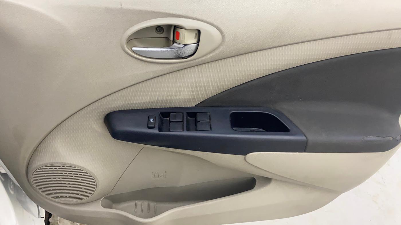 2013 Toyota Etios Liva V, Petrol, Manual, 98,845 km, Driver Side Door Panels Control