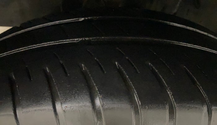 2013 Toyota Etios Liva V, Petrol, Manual, 98,845 km, Left Front Tyre Tread