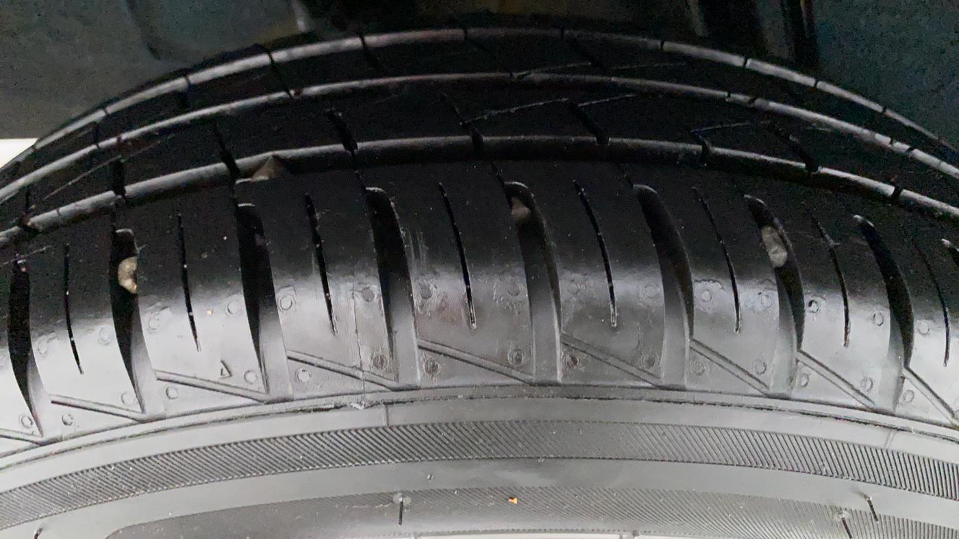 2021 Renault Kwid 1.0 RXT Opt, Petrol, Manual, 5,478 km, Right Rear Tyre Tread