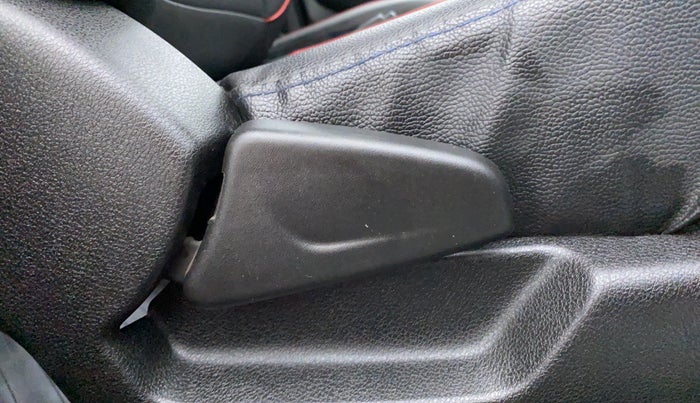 2021 Renault Kwid 1.0 RXT Opt, Petrol, Manual, 5,478 km, Driver Side Adjustment Panel