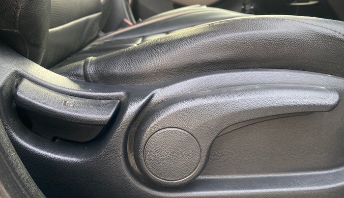 2017 Hyundai Elite i20 SPORTZ 1.2, Petrol, Manual, 83,911 km, Driver Side Adjustment Panel